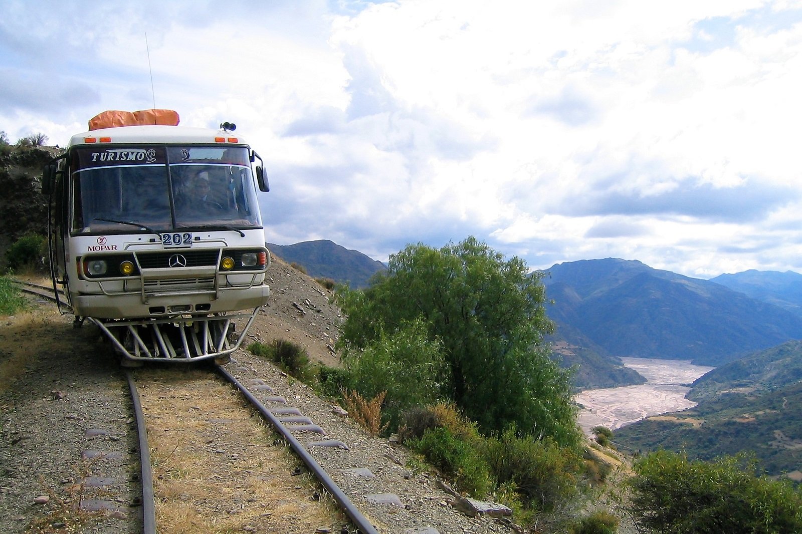 How to take a ride on a rail bus in Sucre