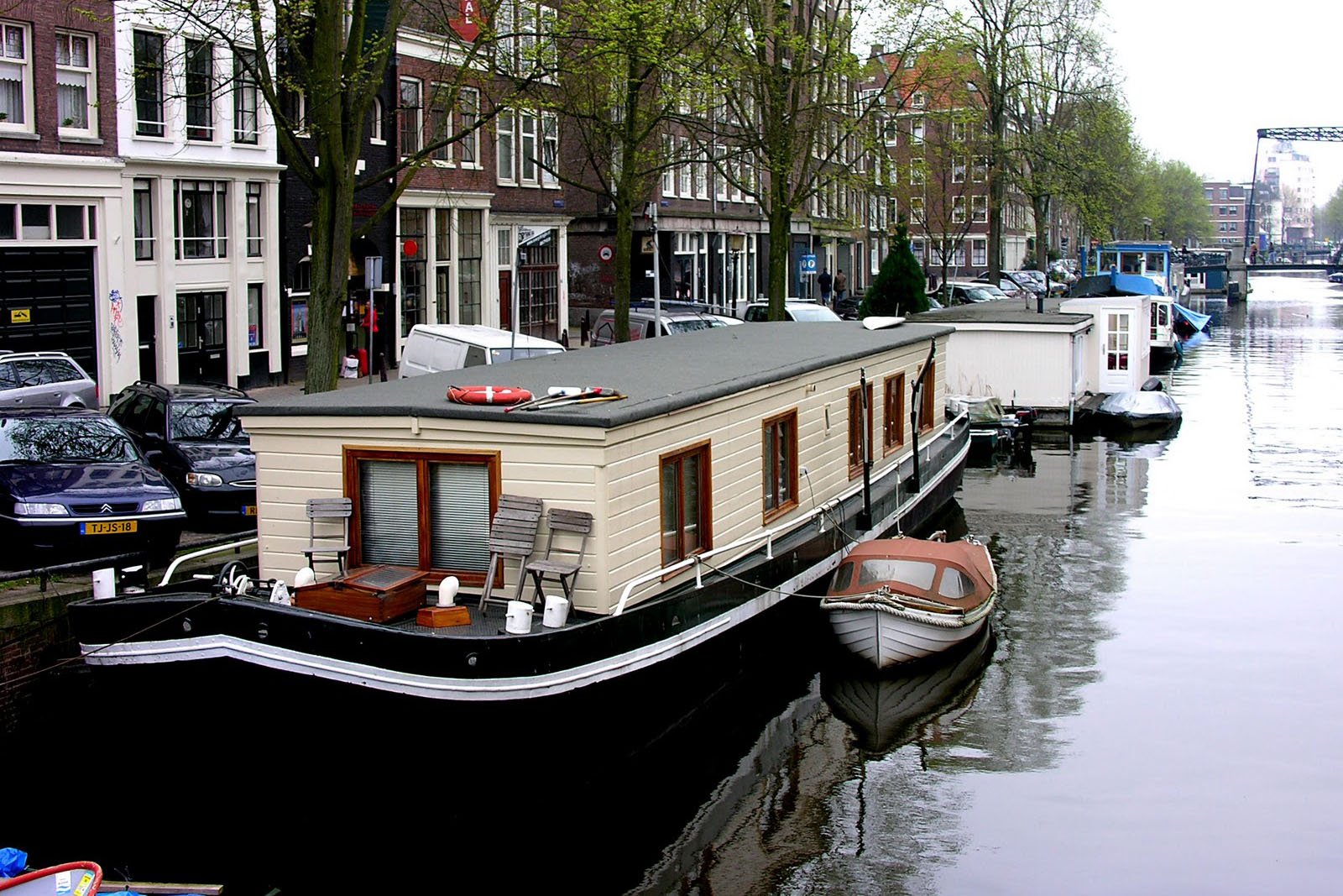 How to spend a night in a houseboat in Amsterdam