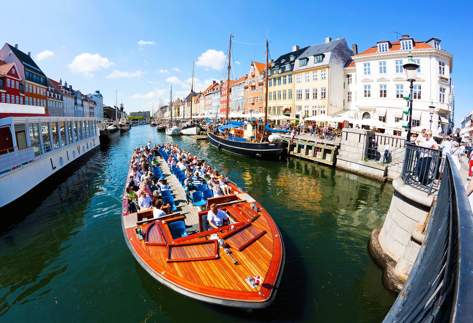 How to ride in a hop-on/hop-off boat in Copenhagen
