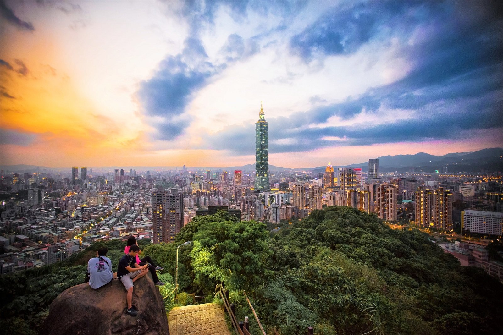 How to greet the dawn on the top of Elephant Mountain in Taiwan