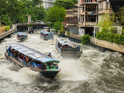 Ride in a boat on the canals of Bangkok in Bangkok
