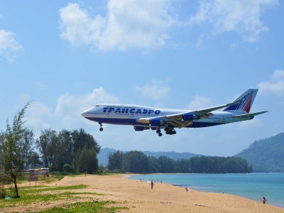 Watch the plane landing in a glissade in Phuket