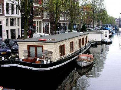 Spend a night in a houseboat in Amsterdam