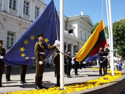 See the ceremony of changing the flag in Vilnius