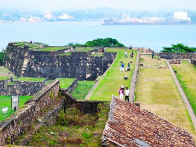 Walk on the walls of old Dutch fort in Galle