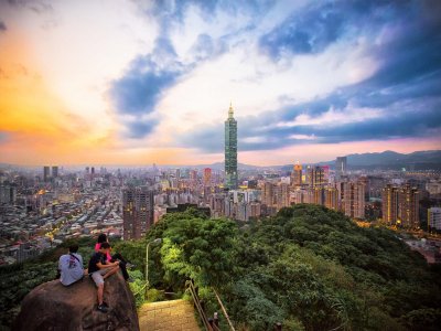 Greet the dawn on the top of Elephant Mountain in Taiwan