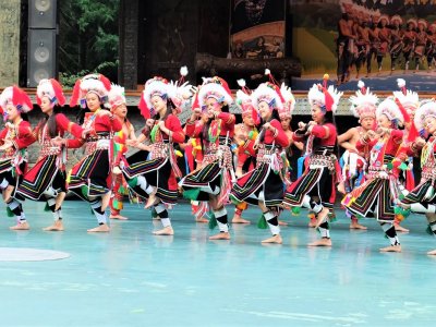 Watch Taiwanese aborigines' greeting dance in Taiwan