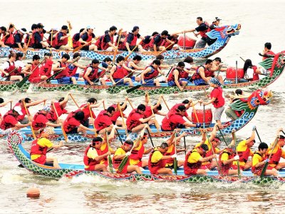 Watch dragon boat racing in Taiwan