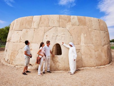 See the Hili Tomb in Al Ain
