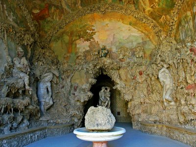 Find the secret passage in the Buontalenti Grotto in Florence