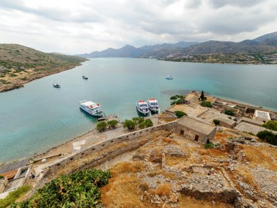 Climbing on the fortress of Spinalonga on Crete