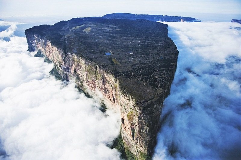 Plateau summit area is 30 km², Caracas