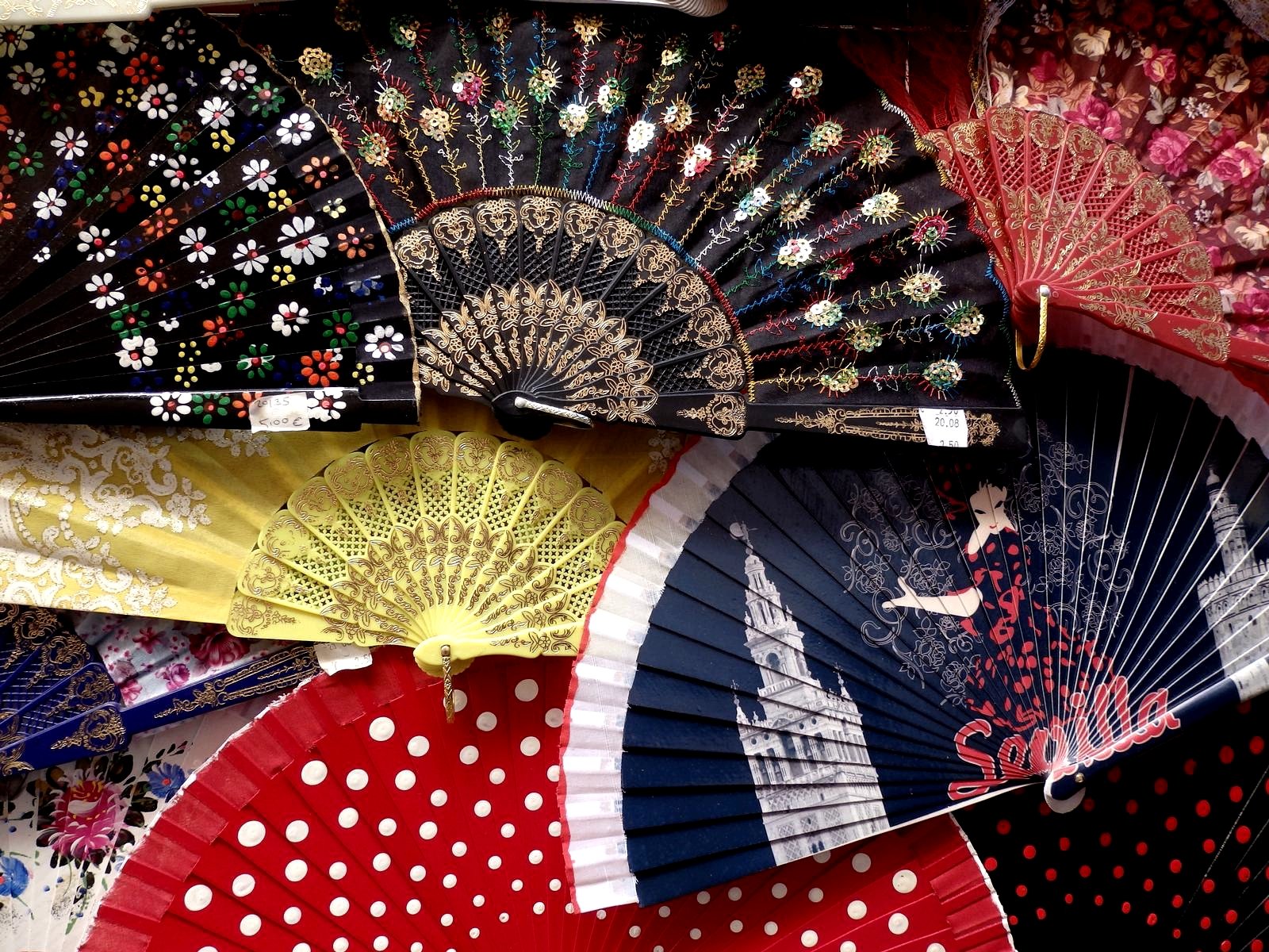 How to buy a Spanish hand fan in Seville