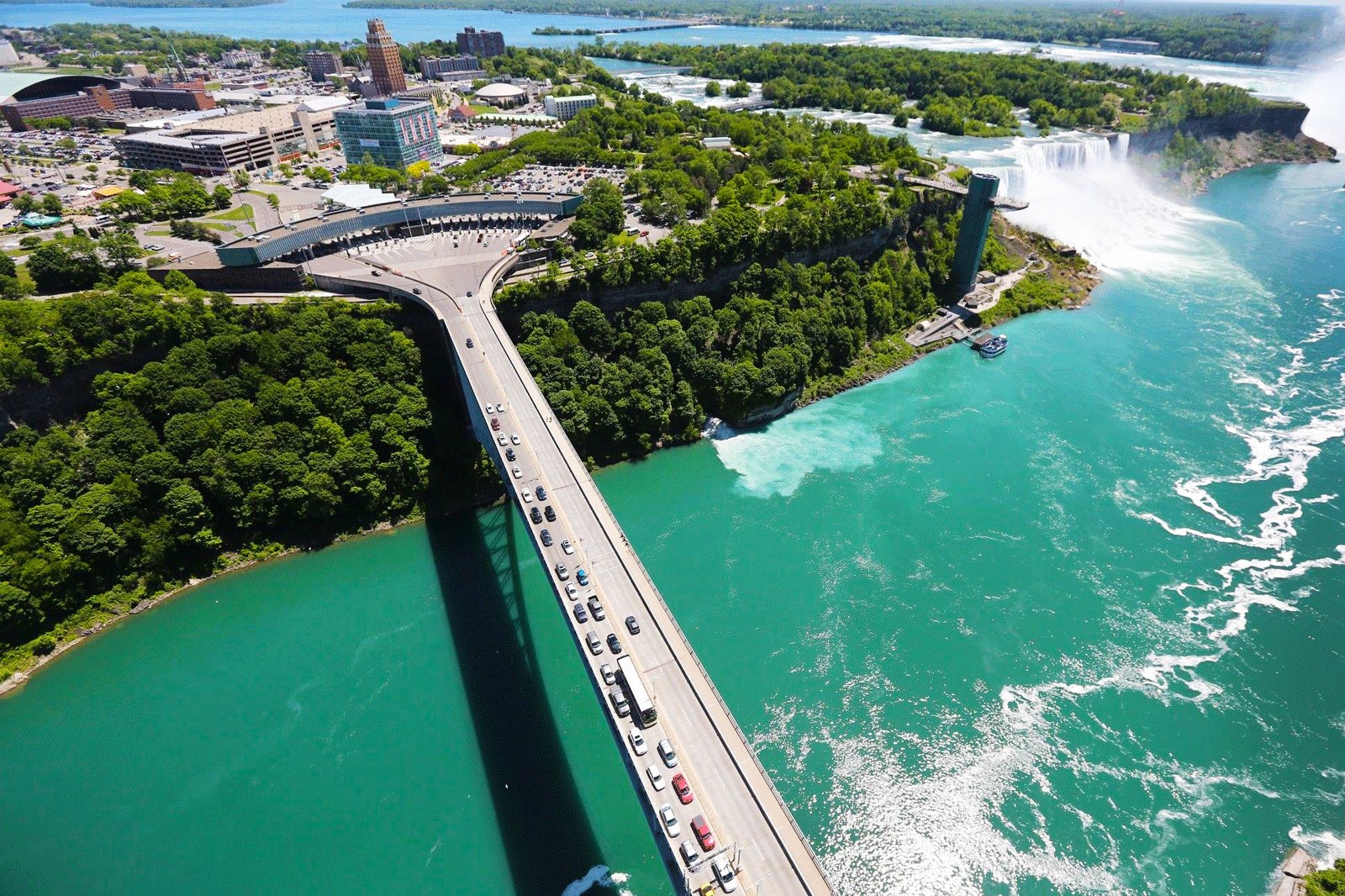 How to cross the bridge between Canada and the USA in Toronto