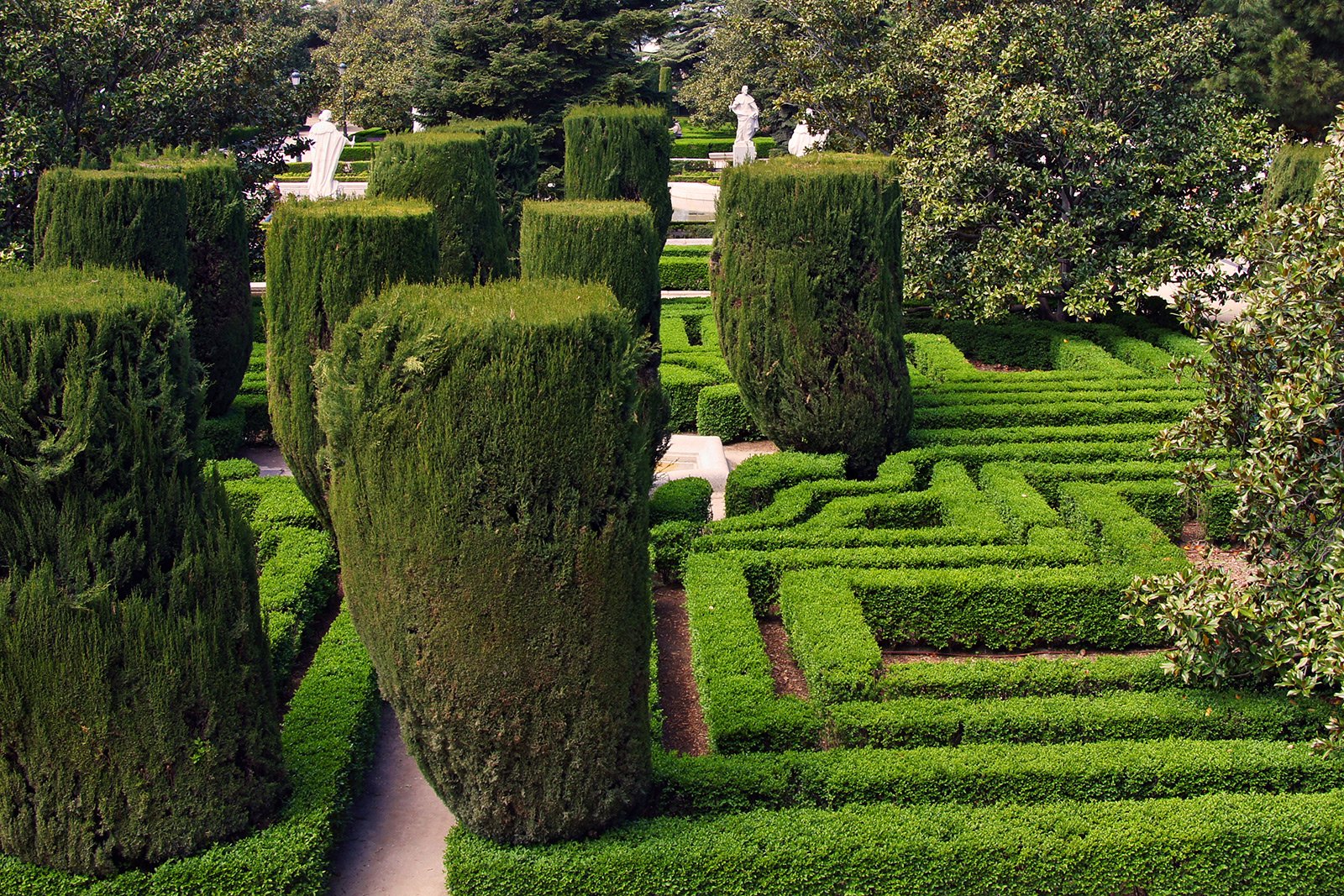 How to walk in the Sabatini Gardens in Madrid