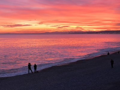 Drink the wine on the beach in Nice