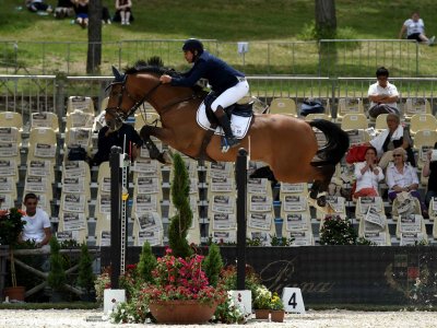 See the racehorses show in Rome
