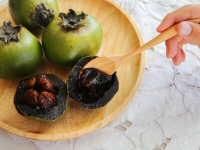 Taste black sapote fruit in Port Louis